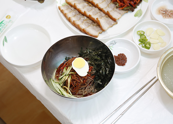 속초 막국수 맛집 김삿갓막국수, 명태회 곁들인 막국수와 수육 호평 이어져