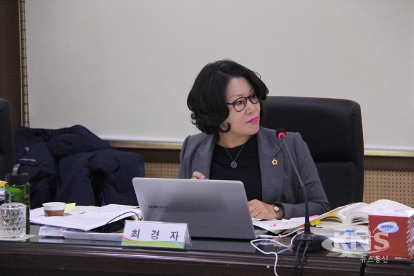 [경기도의회 행정사무감사]  최경자 의원 학생인권 문제 학생인권옹호관 미개입 사례 평등 행정서비스 의구심 표시