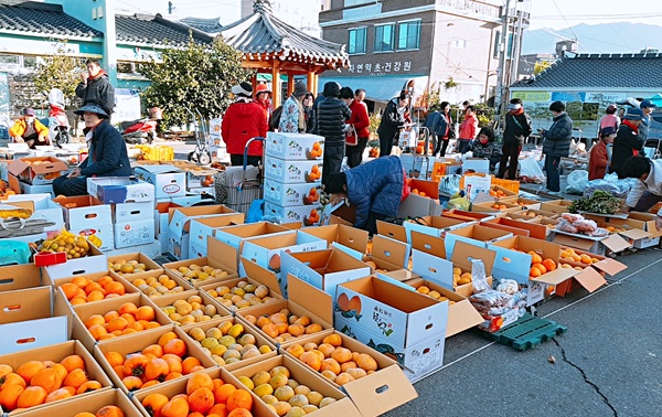 구례군, 5일시장 감 판매 직거래 장터 운영 홍보 효과 톡톡!