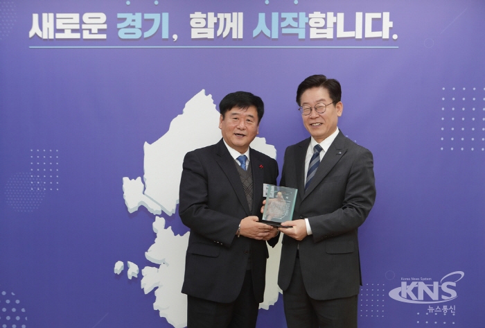 신천 수해예방 사업 난제 푼 이재명 경기도지사, 동두천 시민들로부터 감사패 받아