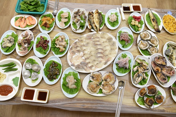 부안 맛집 현정이네횟집, 신선한 회·매운탕 요리에 10가지 이상 다양한 해산물 반찬 눈길