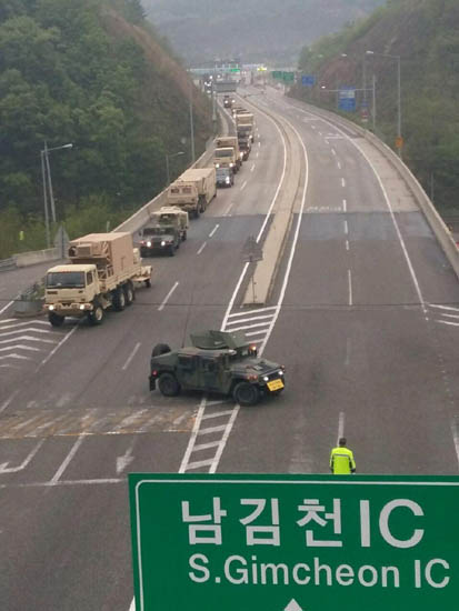 미군, 사드 장비 전격 배치..주민들, 불법 반발