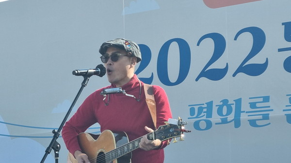 [2022통일문화축제 이모저모] 날아라 평화·통일의 종이비행기