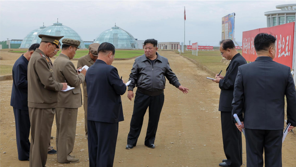 김정은, 135만평 신의주온실종합농장 현지지도...9차당대회까지 완공 기대