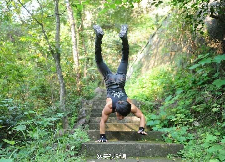 물구나무 서기로 선천성 기형발 극복하는 남자