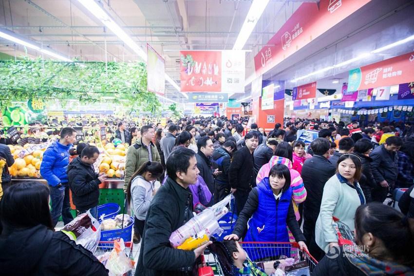 슈퍼마켓 반값행사, 텅 빈 진열대만 남아!