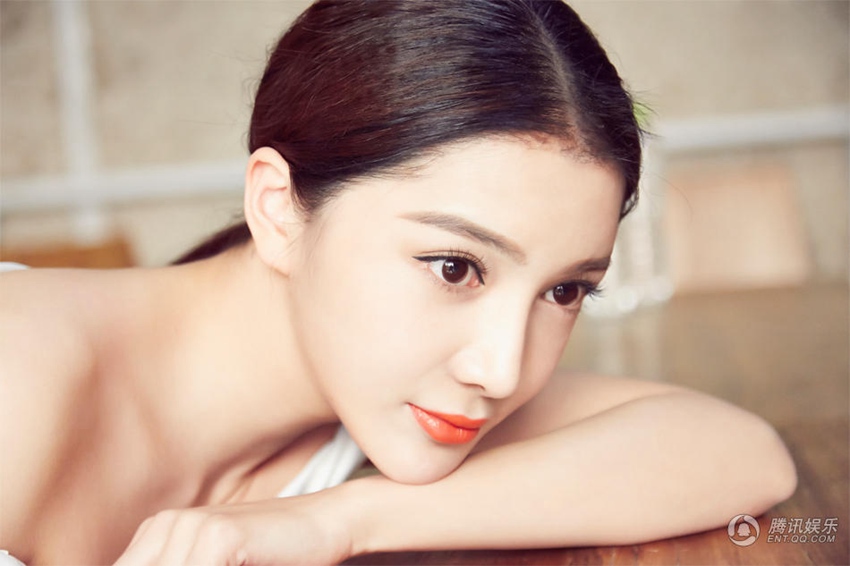산소 미인 런자오 화보, 아기피부에 살짝 드러낸 어깨