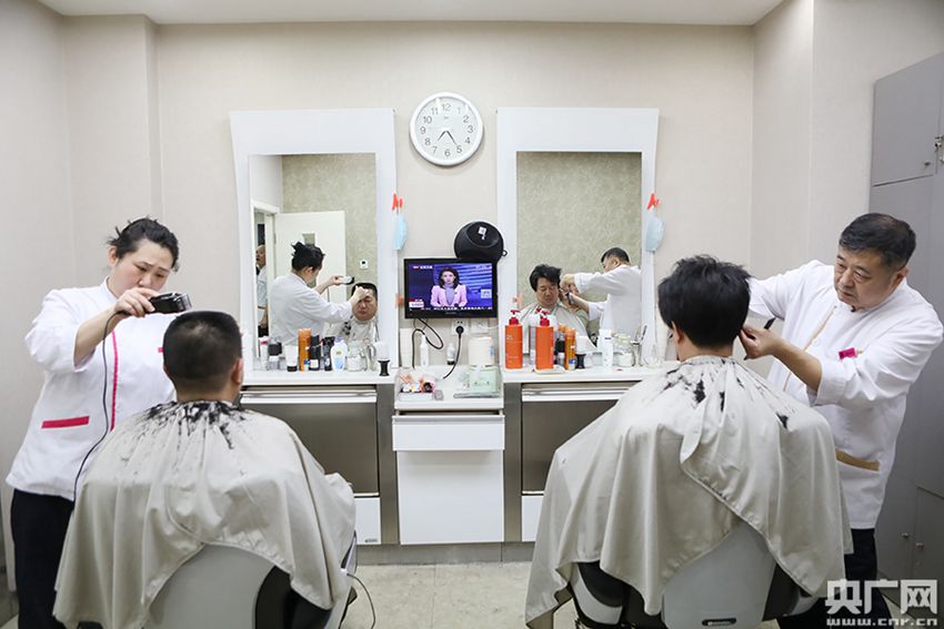 중국 음력 2?2 ‘이발하는 날’, 베이징 시민들 새벽 4시부터 줄 서