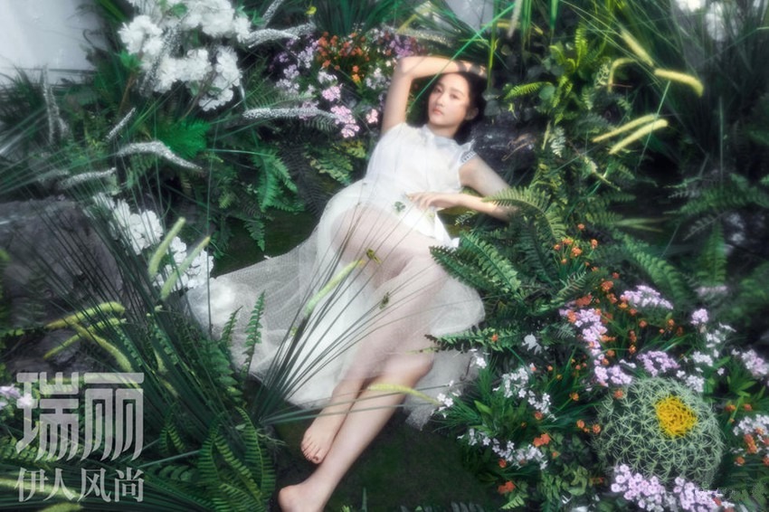 中 관샤오퉁 패션지 커버 장식, 깜찍한 ‘요정’ 매력 뽐내
