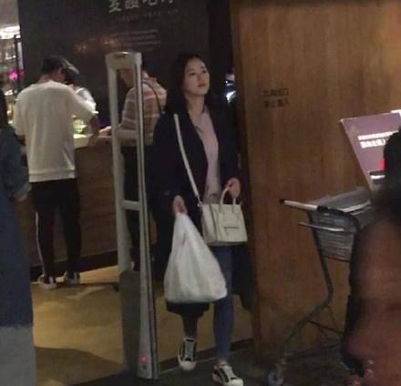 왕대륙, 강한나 수산 시장에서 다정한 모습 포착…열애 중?