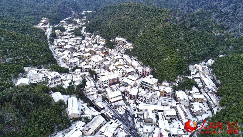 저장 모간산진, 한 폭의 수묵화 같은 눈 쌓인 향촌 마을