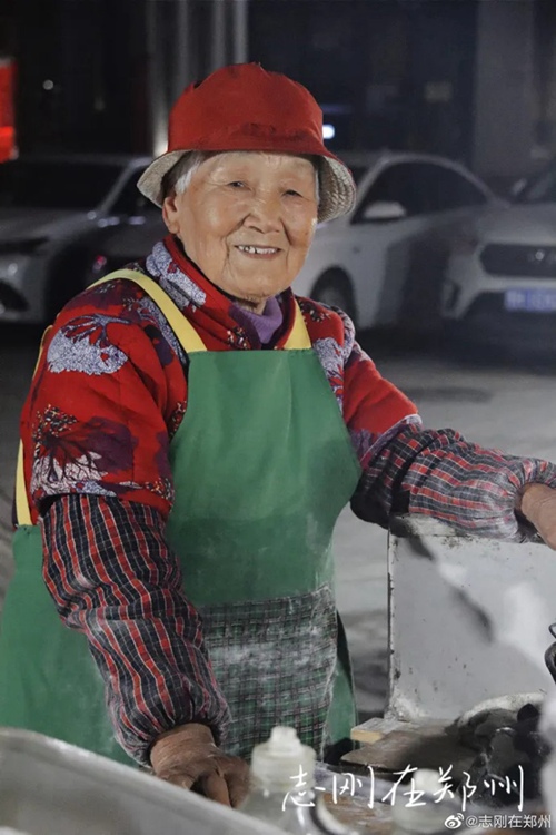 30년간 노점상 운영한 96세 할머니, 그녀의 솔직하고 대범한 인생 철학