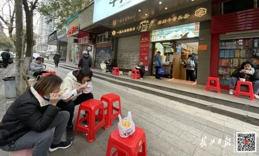 4년 연속 춘제마다 환경미화원에 전하는 ‘사랑의 국수’