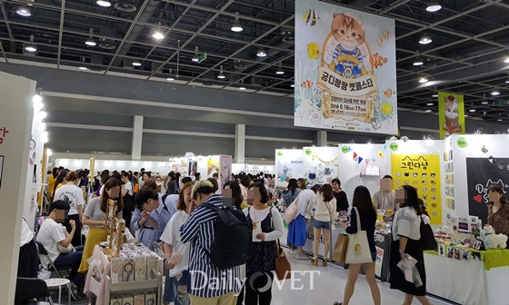   [포토뉴스] `지르는 자에게 복이 있나니` 제8회 궁디팡팡 캣페스타  