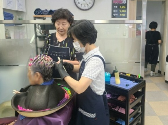 [액티브 시니어] 뽀글뽀글 파마하며 이야기 꽃… 사랑방 미용실로 오세요