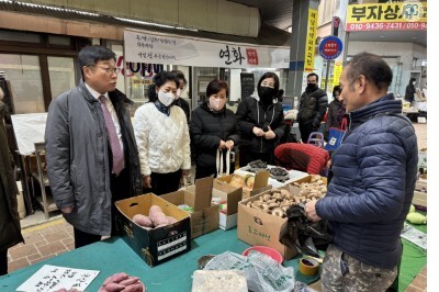 세종시 이승원 경제부시장, 설맞이 세종대평시장 장보기