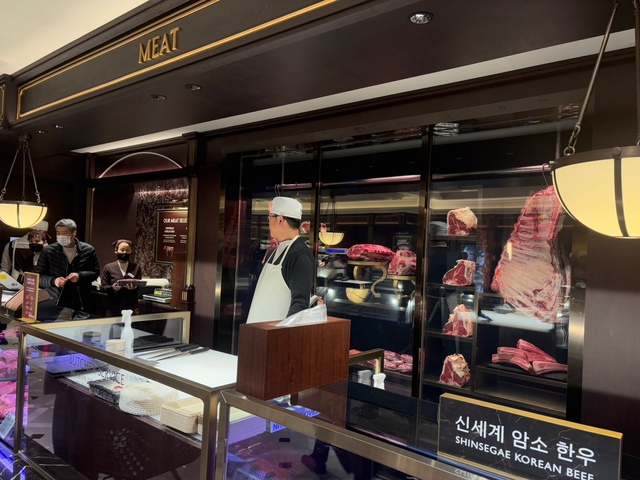 [르포] 까다로운 VIP 눈높이가 기준…식품 장르도 초격차 신세계 마켓 가보니