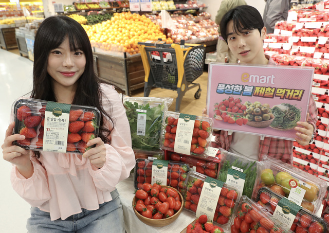 [포토] 이마트, 토마토·딸기 등 봄 제철 먹거리 할인