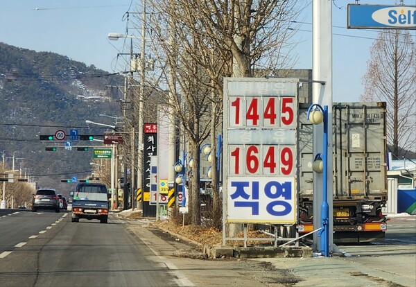 내년 휘발유 유류세 인하 축소...경유 유가연동보조금 지원 내년 4월까지 연장