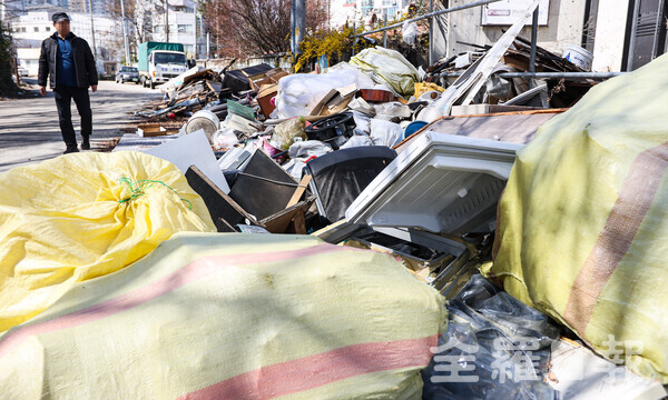 전주 도심 쓰레기 투기로 몸살