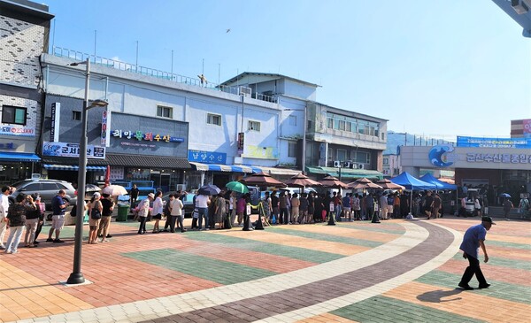 군산수산물종합센터 수산물 구매 환급 창구 장사진…환급받는 데만 2시간 걸려