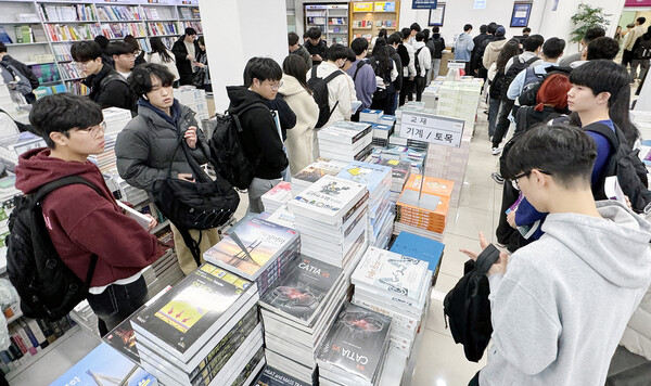 새학기 맞아 북적이는 서점