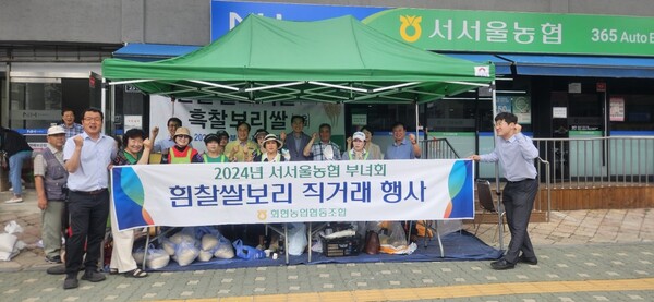 군산 회현농협, 서울서 펼친 흰 찰쌀보리 직거래장터 성황
