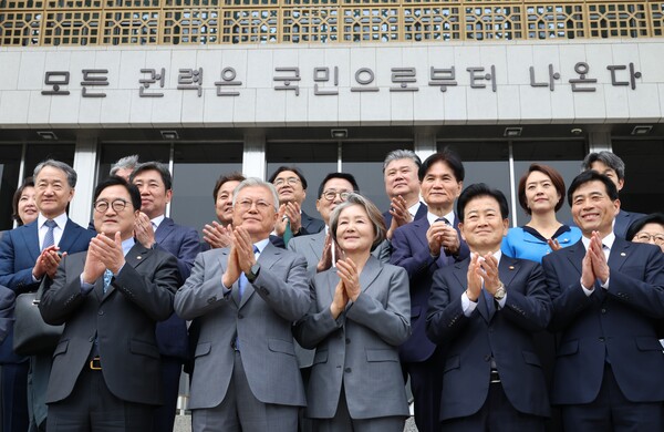 이 대통령 "한반도 평화공존 정책 흔들림없이 추진"