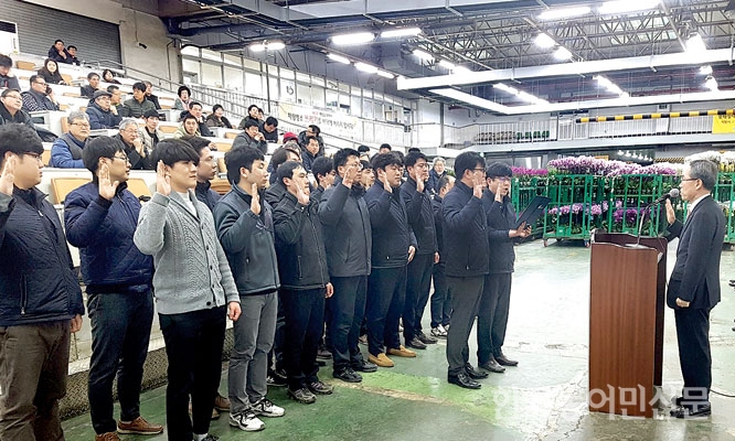 도매시장 새해 첫 경매현장 “청탁금지법 개정 기대감…소비변화 반영 고품질로 승부”