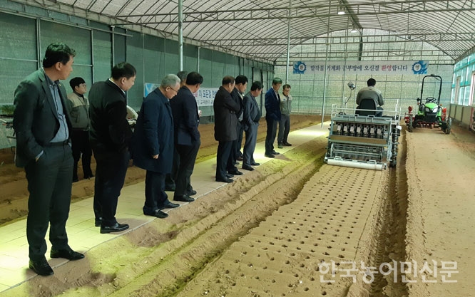 한농연중앙임원, 동양물산 농기계 둘러봐