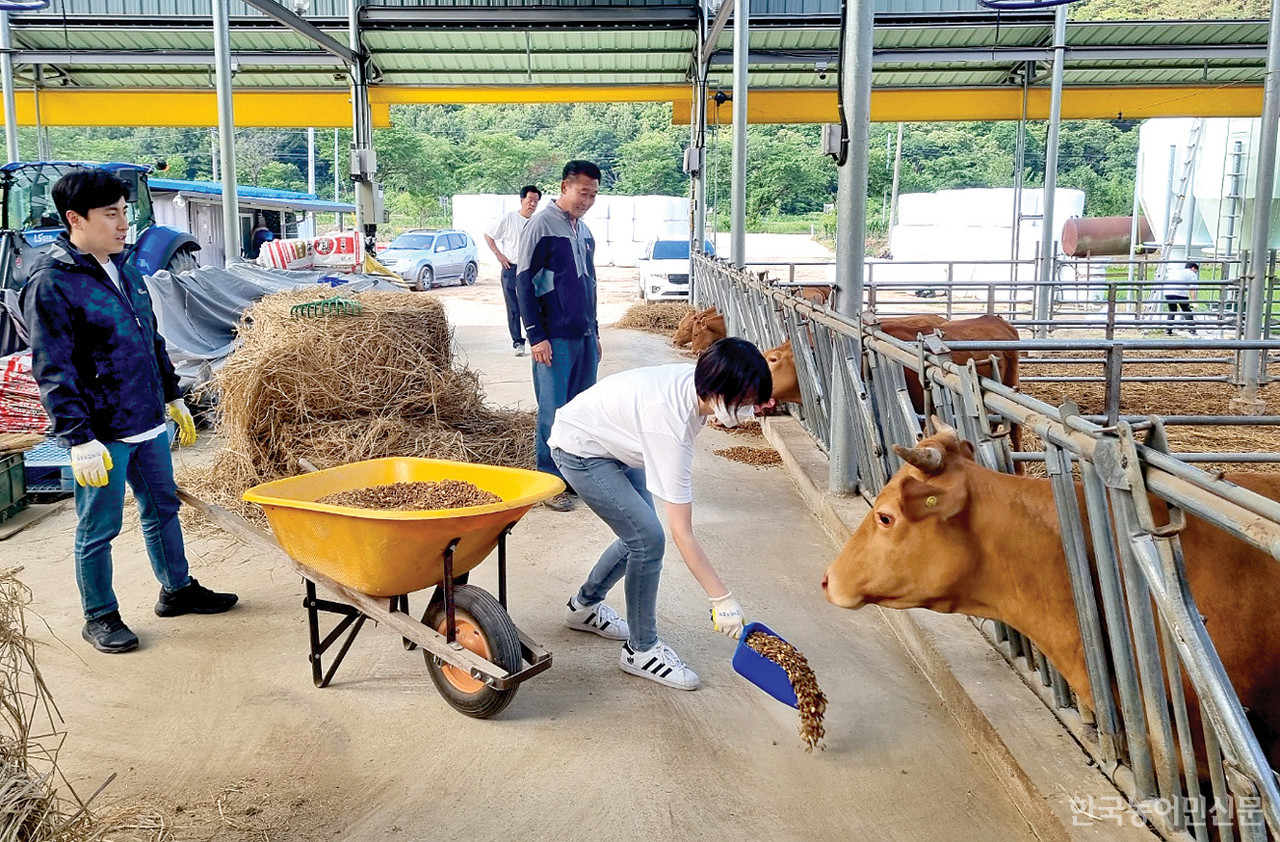 한우자조금 임직원 농장 실습