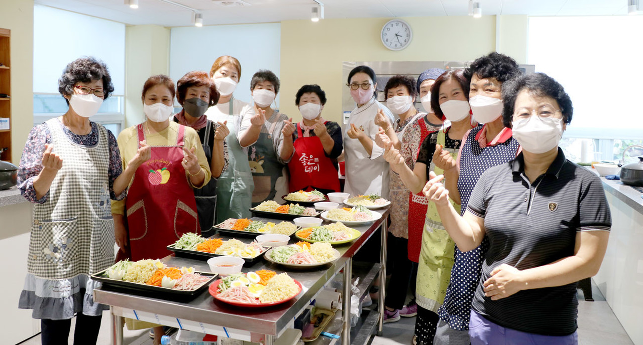 무척사랑 영농조합법인ㅣ로컬푸드 꾸러미로 노인 돌봄…공동급식 기반 다져