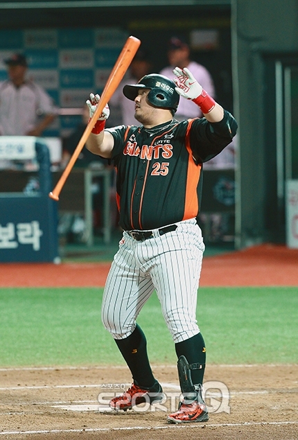 [포토Q] 롯데 최준석, 위기에 빛난 거포 이건 넘어갔어!