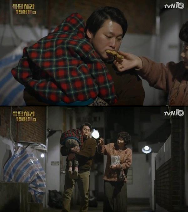 응답하라 1988 최무성, 진주 안고 김선영과 다정히 붕어빵 먹으며 걸어