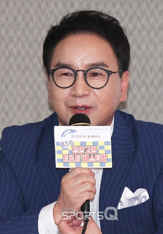 [포토Q] 유준, 오늘 데뷔 앨범 나왔습니다