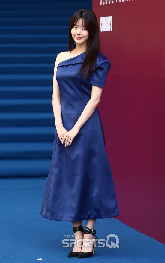 [포토Q] 달샤벳 세리, 머리 정리하고 갈게요 (2018 S/S 헤라서울패션위크)