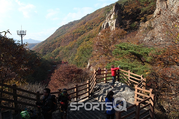 경기도 동두천 소요산 단풍절정, 11월초에도 며칠간은 자재암까지 등산코스 곳곳이 심홍빛 가볼만한 여행지로 추천...가는길·주차장·식당가... 