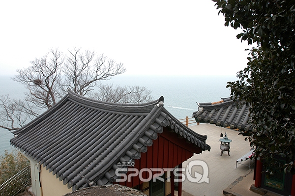 오동도 동백열차, 해상케이블카, 레일바이크 등 가볼만한 곳들 1박2일 코스로 묶고 밤바다 야경 감상 후 게장백반 맛집에 들르면 금상첨화