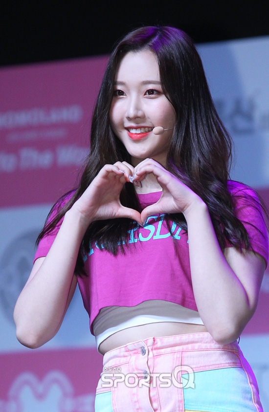 [포토Q] 모모랜드 나윤 러블리한 손하트 (모모랜드 컴백 쇼케이스)