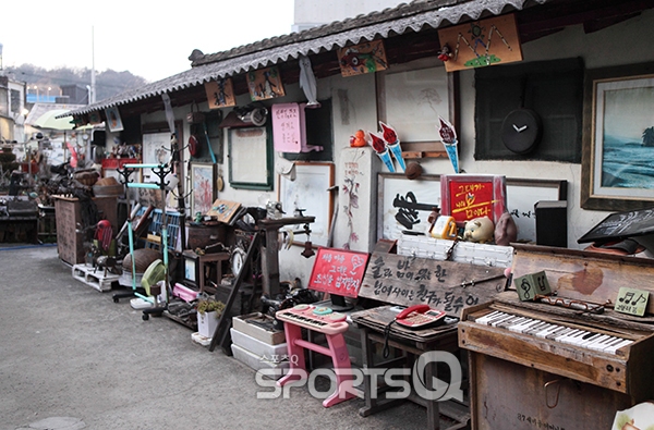 카메라 들고 가볼만한 광주의 여행지 양림동 펭귄마을, 골목 곳곳에 고물과 조형물 등 볼거리 풍성! 식당·카페·게스트하우스도 많고 무등산과... 