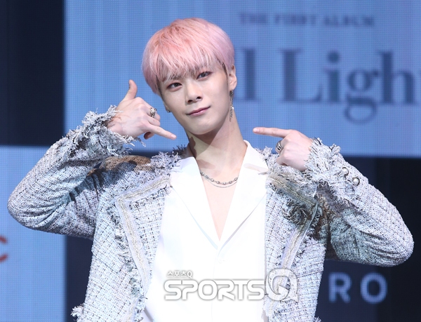 [포토Q] 아스트로 문빈 핑크빛 헤어 돋보이는 미소 (아스트로 정규1집 쇼케이스)