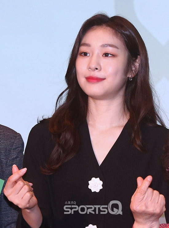 [스냅샷Q] 손하트 하나에 엉뚱미 발산하는 전직 피겨여왕-현직 기부천사 김연아