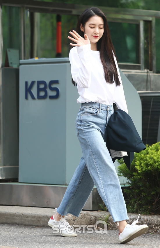 [포토Q] KBS에 나타난 신흥 팬조련사 오마이걸 지호