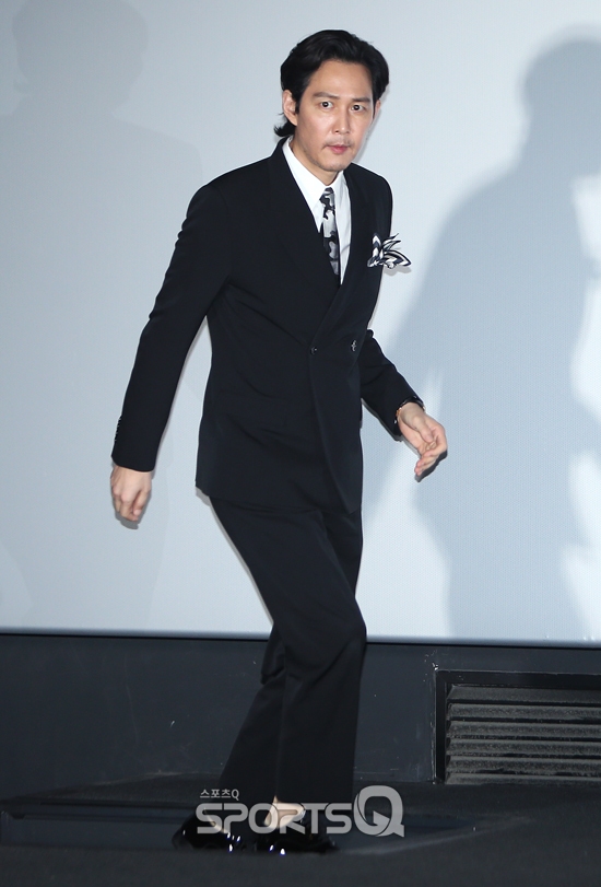 [포토Q] 이정재 깔끔한 블랙 슈트에 포인트를 준 행거칩