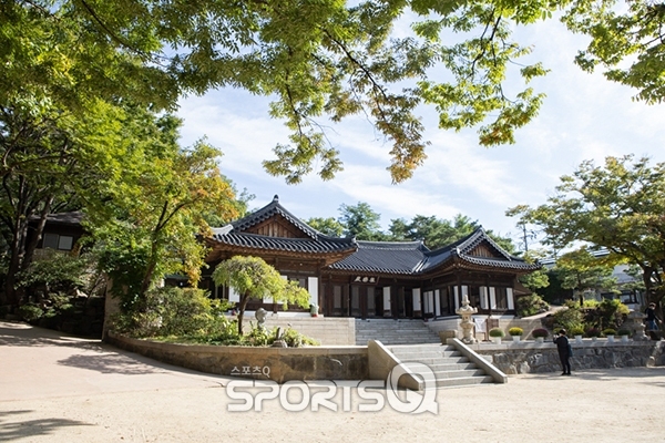 서울 성북동 길상사에서 가을단풍 맞이...길상화와 법정스님의 무소유를 되새기며