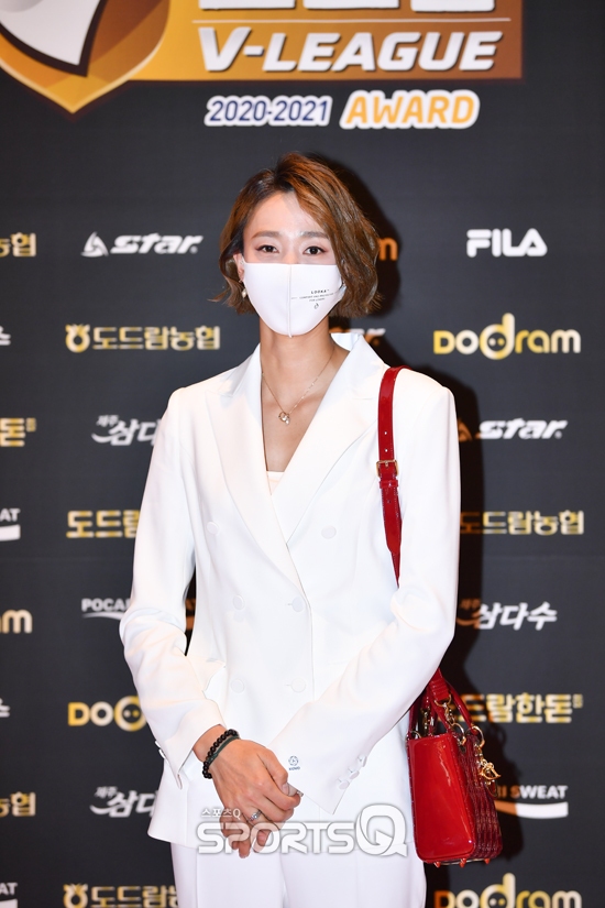 [포토Q] KGC인삼공사 한송이 시상식 밝히는 아름다움