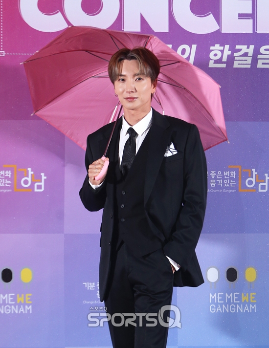 [포토Q] 이특 우산 든 오늘의 MC