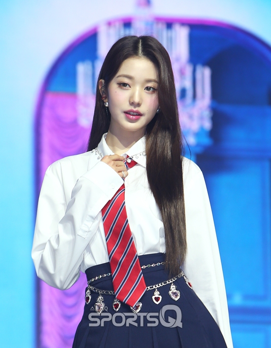 [포토Q] 아이브 장원영 넥타이 풀어헤치고