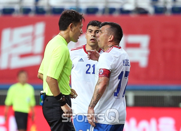 [포토Q] 메델 '주심에게 거듭되는 항의'