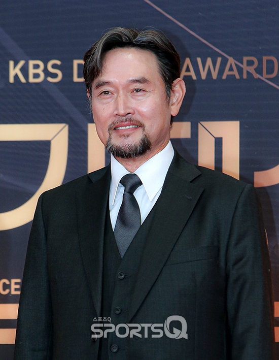 [포토Q] 김명수 중후한 분위기